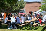 On 14 May 2022, Hochschule Düsseldorf – University of Applied Sciences (HSD) could finally celebrate its 50th anniversary – and the response exceeded everything all organisers had hoped for: Several thousand people came to celebrate during the day and well into the night, creating a unique atmosphere on campus and enjoying wonderful weather.